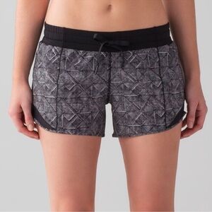 Lululemon Hotty Hot Short Formation Alpine White Black / Black 8